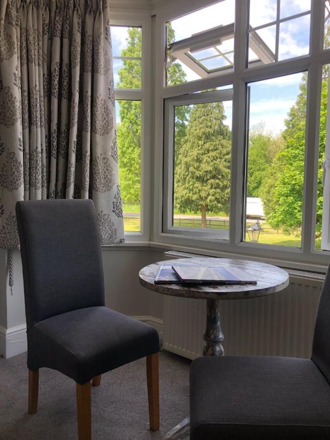 The Maple Manor Hotel Crawley  Buitenkant foto